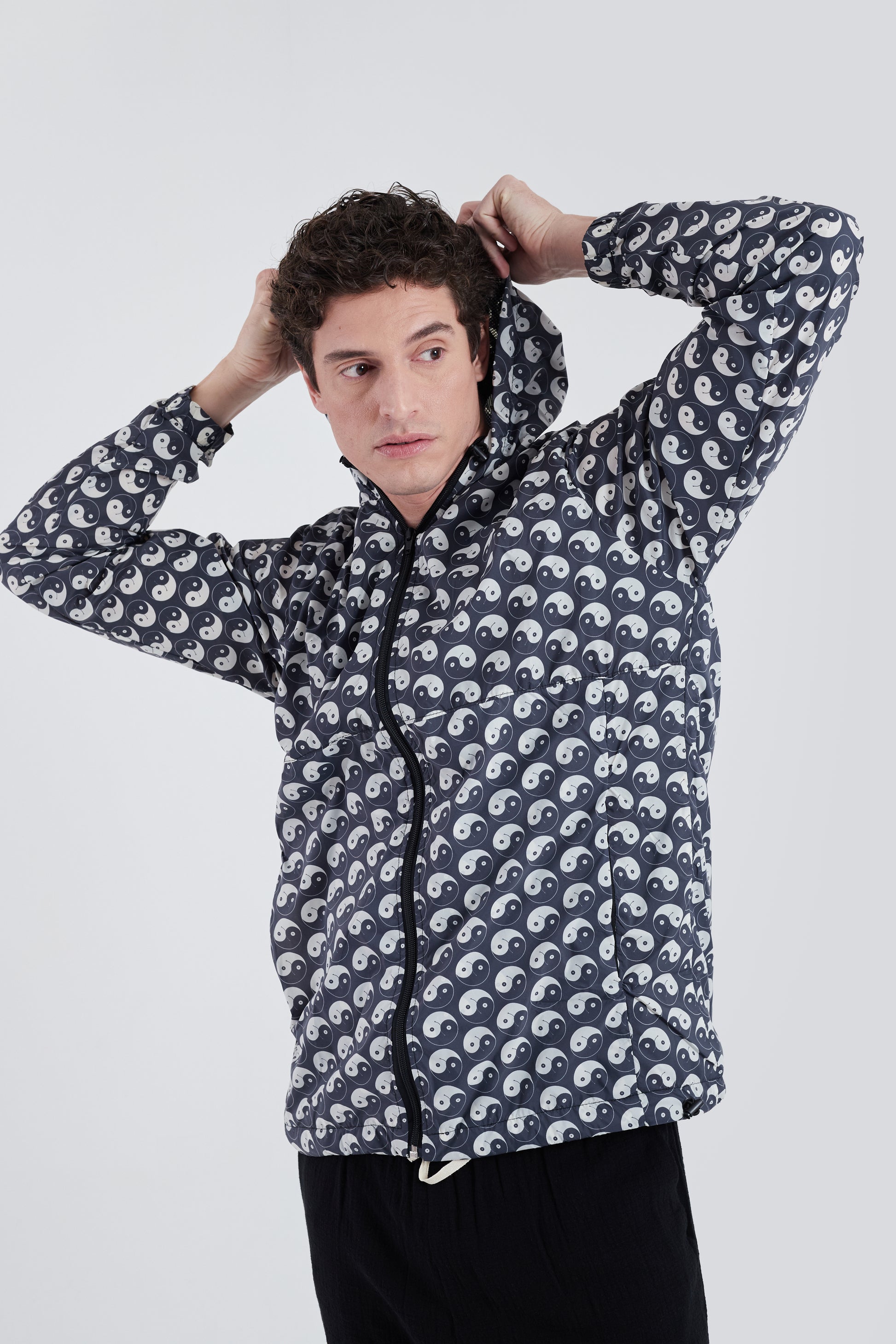 Modelo usando o corta vento unissex Yin and Out preto/branco