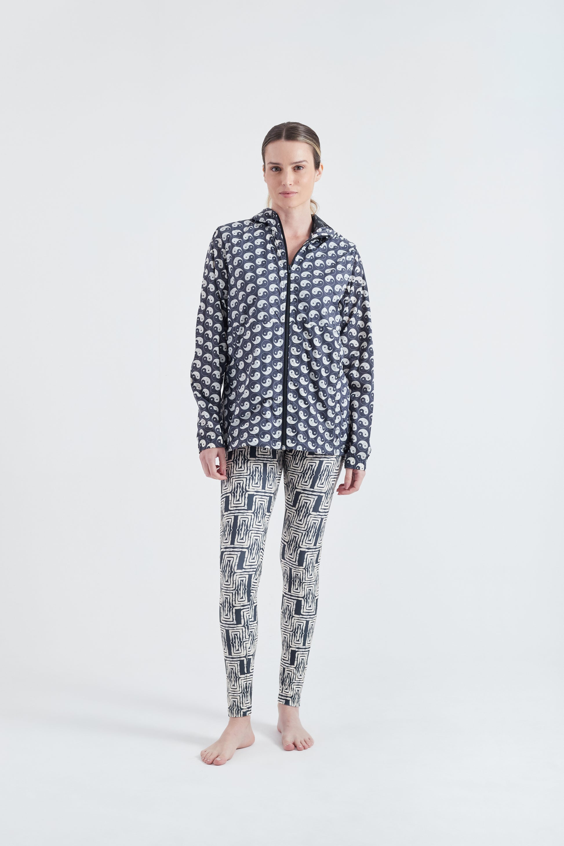 Modelo usando o corta vento unissex Yin and Out preto/branco.