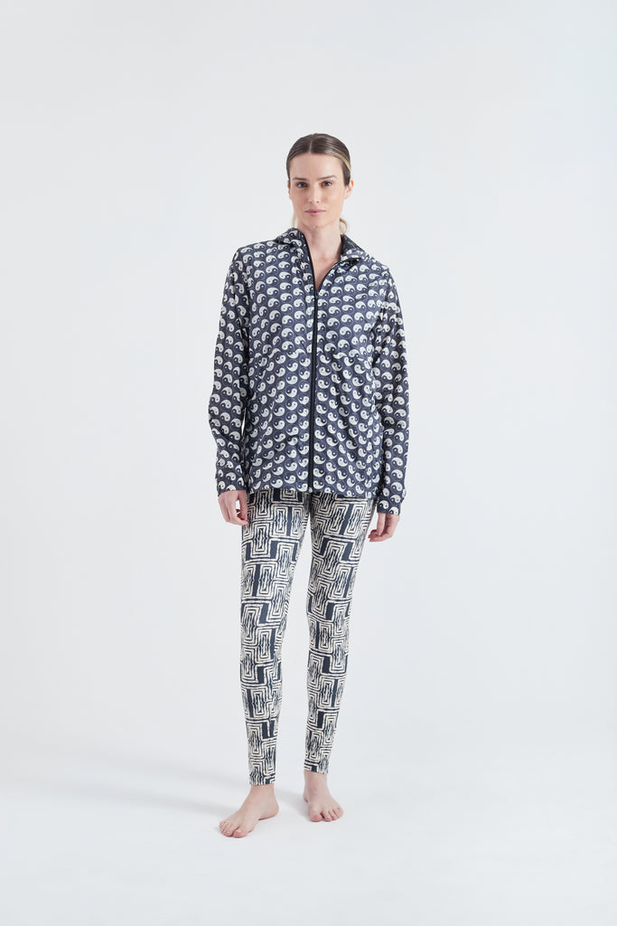 Modelo usando o corta vento unissex Yin and Out preto/branco.