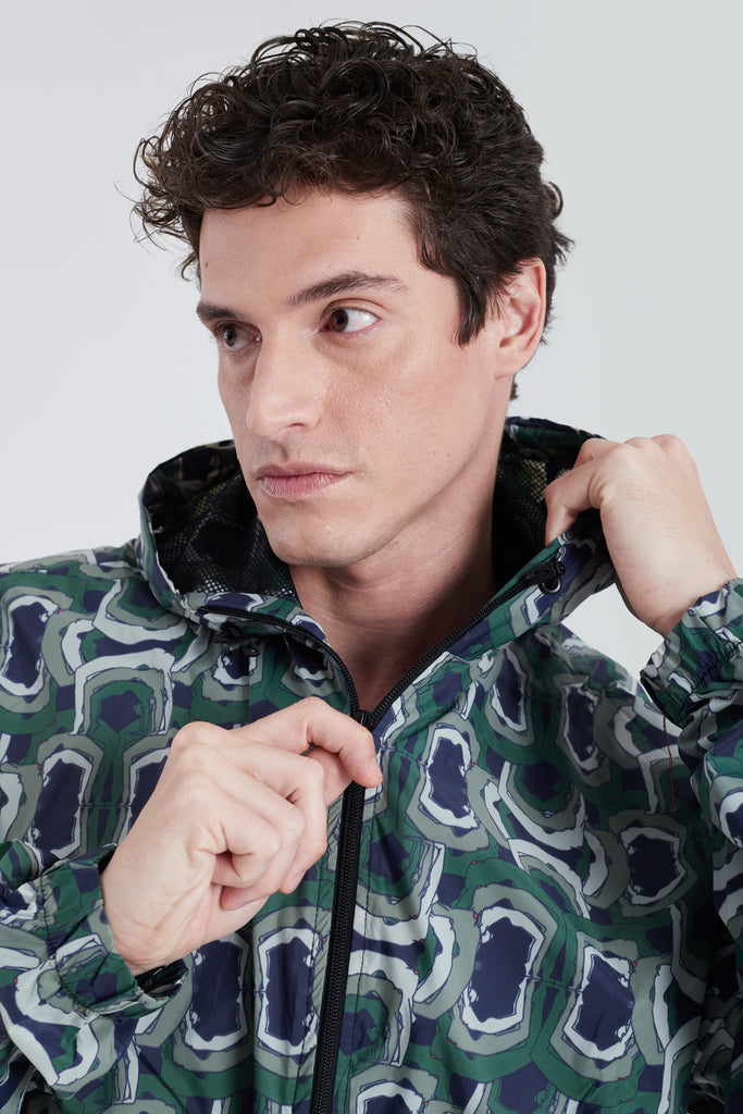 Modelo usando o corta vento unissex Yoga Sutra verde,  com zipér