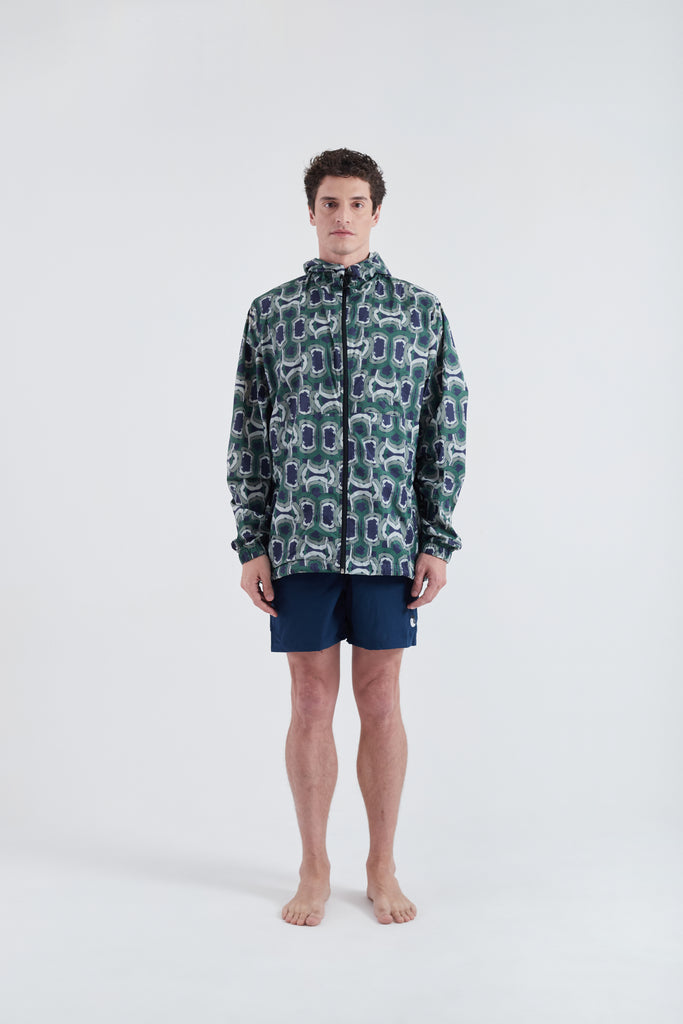 Modelo usando o corta vento unissex Yoga Sutra verde