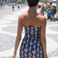 Vestido Fauna e Flora com estampa em tons de azul e Branco ajuste design leve.
