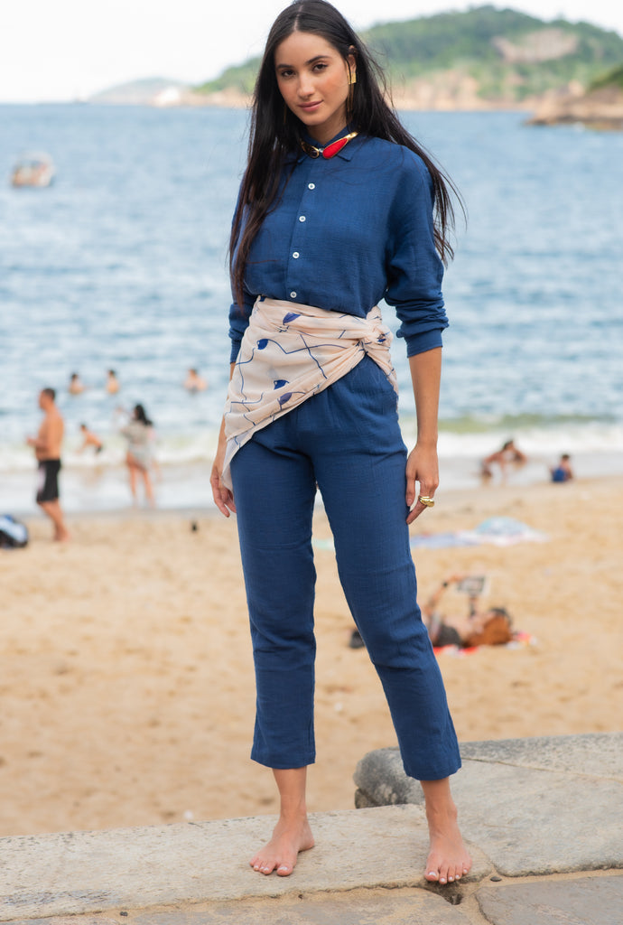Modelo feminina vestindo full look com camisa manga longa e calça azul marinho unissex, ideal para várias ocasiões.