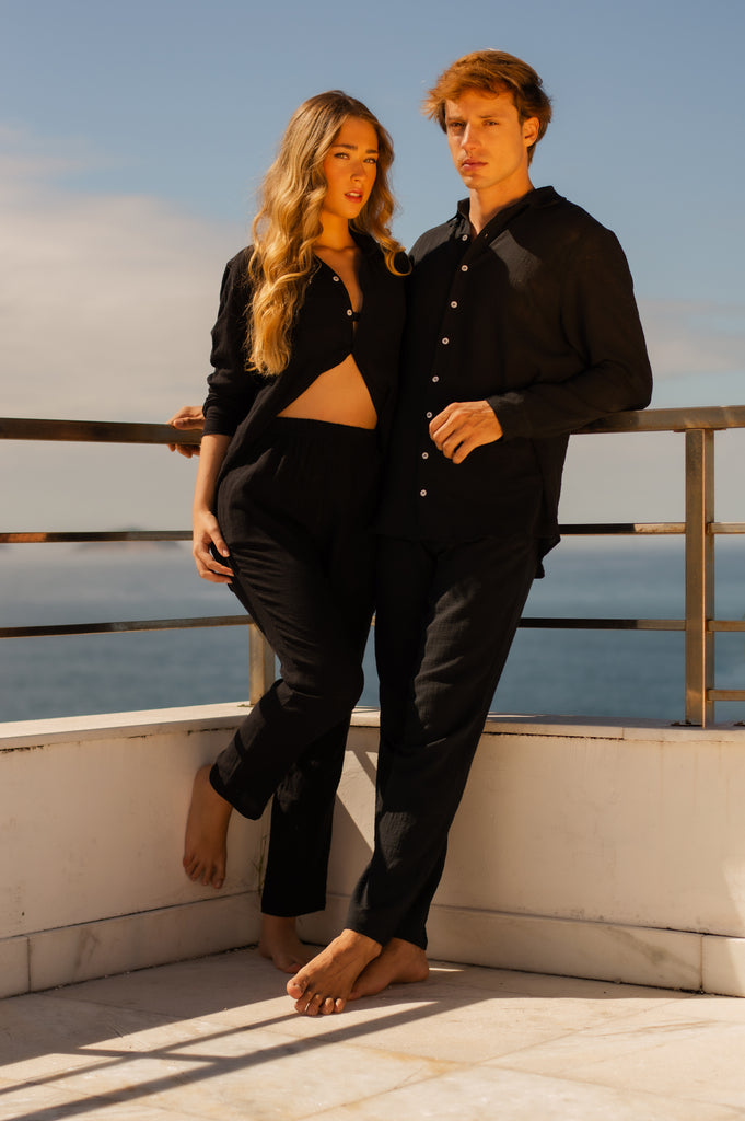 Modelos usando full look com camisa manga longa e calça preta unissex em pose descontraída, ideal para diversas ocasiões.