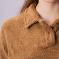 Close-up da camisa manga longa khaki unissex Antartic Chic, com acabamento fleece, em modelo feminina.