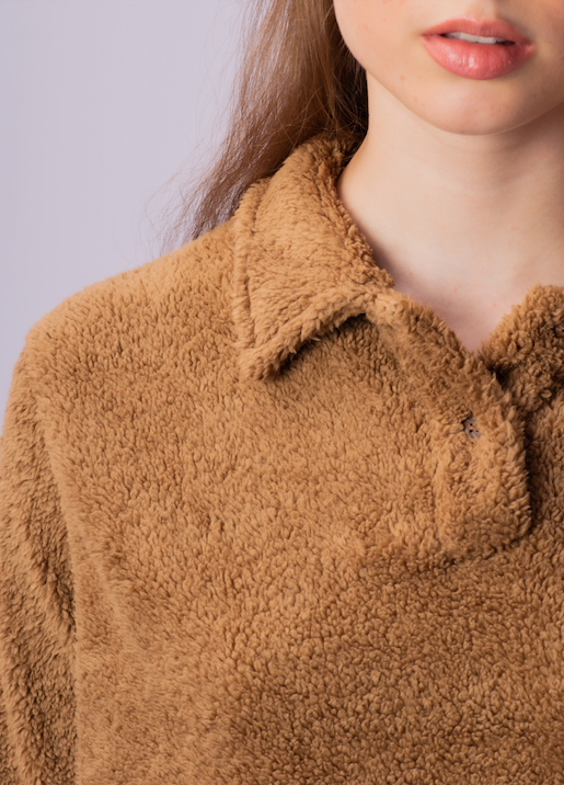 Close-up da camisa manga longa khaki unissex Antartic Chic, com acabamento fleece, em modelo feminina.