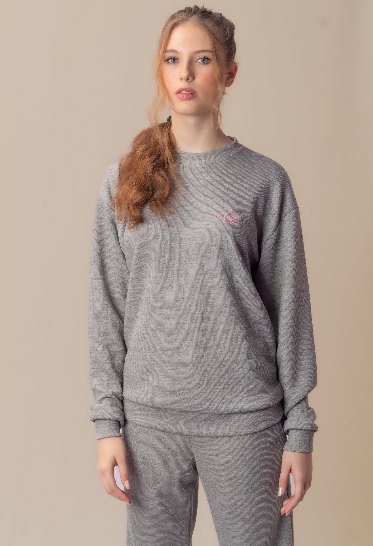 Modelo vestindo o Full Look Cozy Cinza Claro, visão frontal