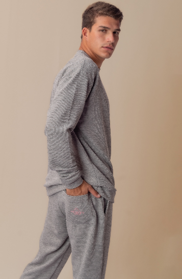 Modelo vestindo o Full Look Cozy Cinza Claro, visão lateral