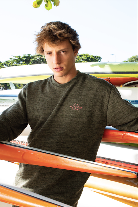 Modelo vestindo Full Look Cozy Green com blusa de manga longa e calça, visão frontal.