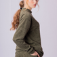 Vista lateral da calça verde cozy do conjunto Full Look Cozy Green.