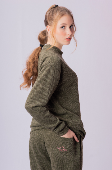 Vista lateral da calça verde cozy do conjunto Full Look Cozy Green.