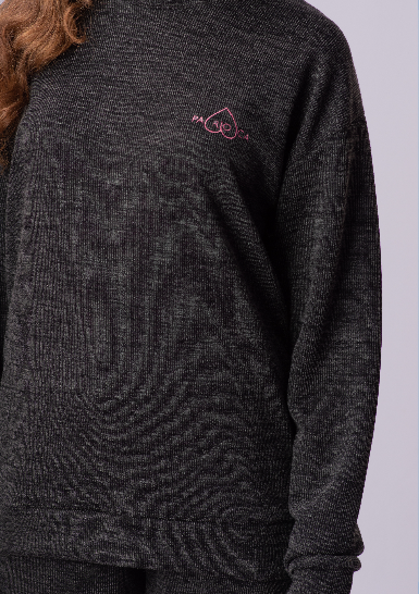 Detalhe do Full Look Cozy Preto com logo bordado, ideal para conforto e estilo.