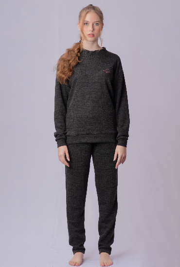 Modelo de frente vestindo o Full Look Cozy Preto, conjunto unissex