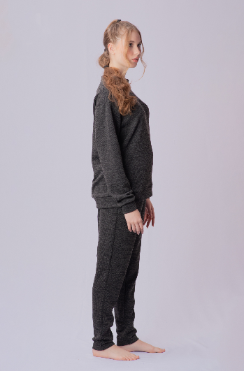 Vista lateral do Full Look Cozy Preto, perfeito para diversas ocasiões.