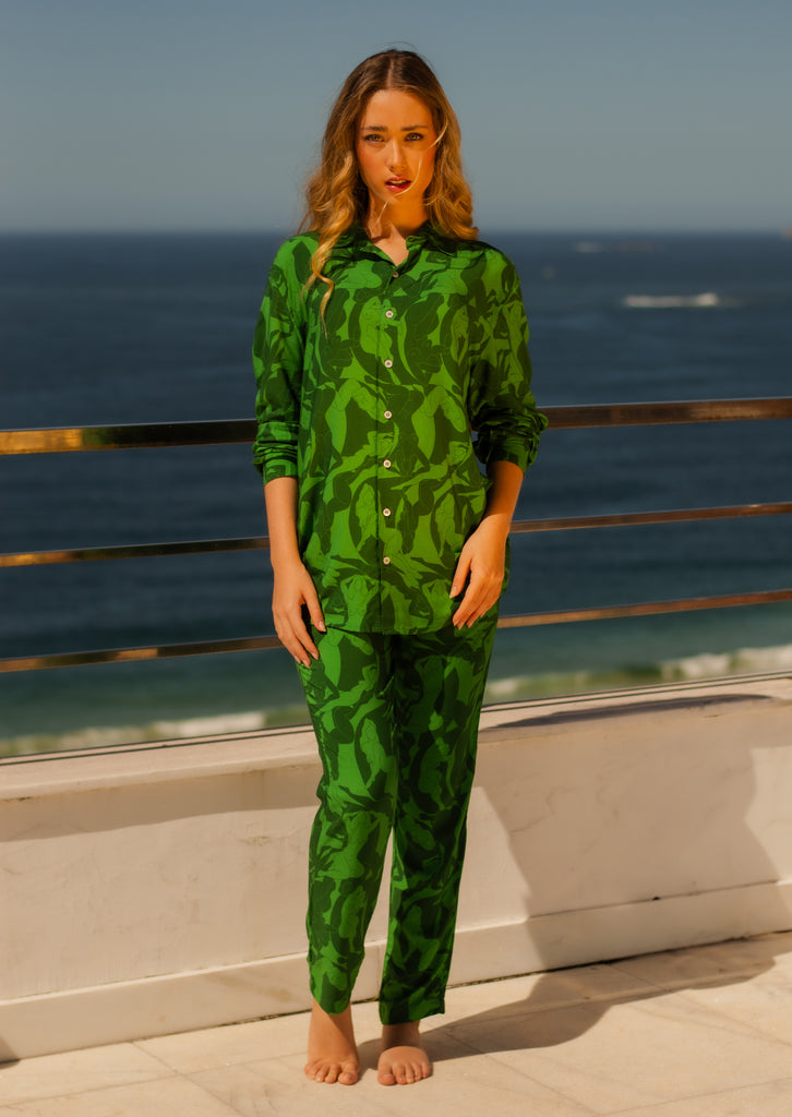 modelo usando Full look Hall of fame Verde em frente ao mar