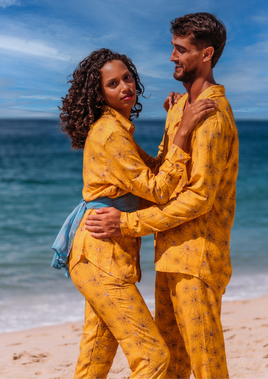 Modelo usando o full look Aracnofobia amarelo unissex