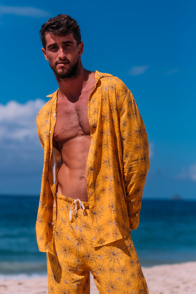 Modelo usando o full look Aracnofobia amarelo unissex