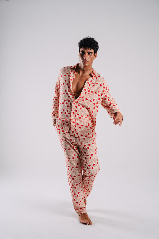 Modelo usando o full look branco/vermelho Beijoqueira unissex