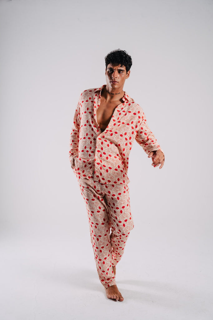 Modelo usando o full look branco/vermelho Beijoqueira unissex