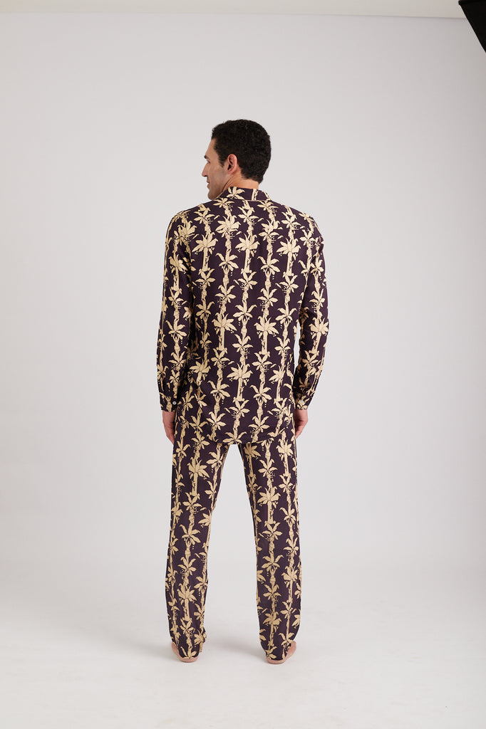 Modelo usando o full look navy/off white Fauna & Flora unissex