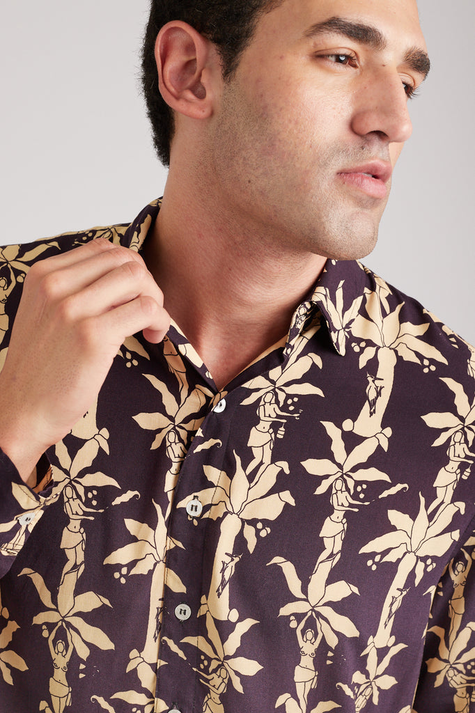 Modelo usando o full look navy/off white Fauna & Flora unissex