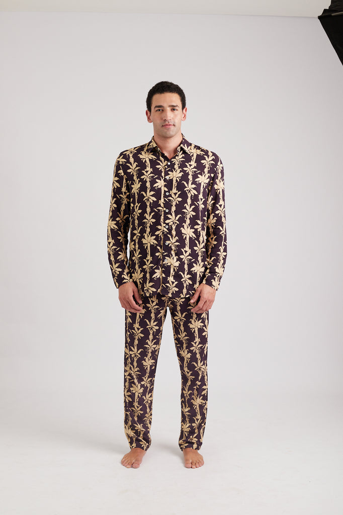 Modelo usando o full look navy/off white Fauna & Flora unissex