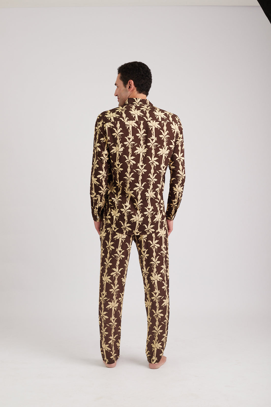 Modelo usando o full look marrom/off white Fauna & Flora unissex