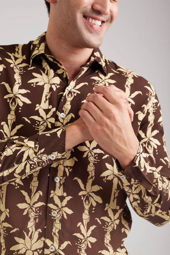 Modelo usando o full look marrom/off white Fauna & Flora unissex