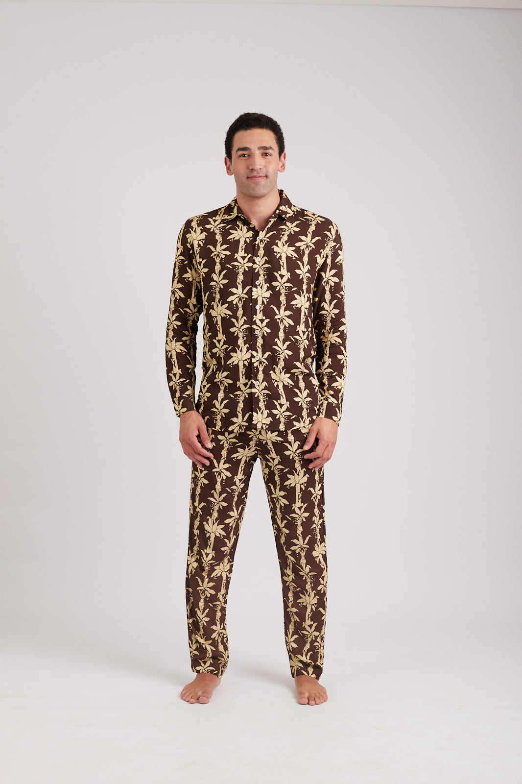 Modelo usando o full look marrom/off white Fauna & Flora unissex