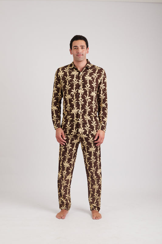 Modelo usando o full look marrom/off white Fauna & Flora unissex