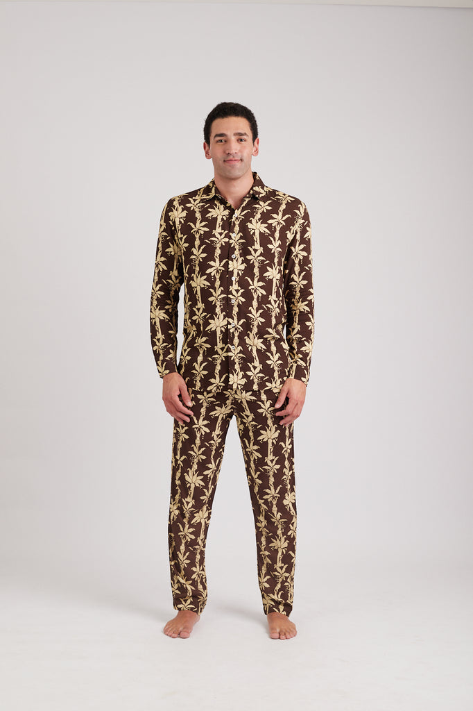 Modelo usando o full look marrom/off white Fauna & Flora unissex