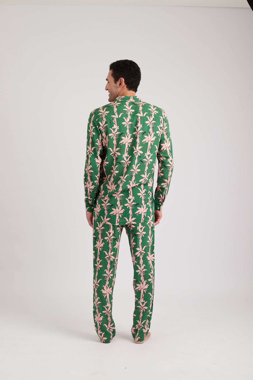 Modelo usando o full look verde/pink Fauna & Flora unissex