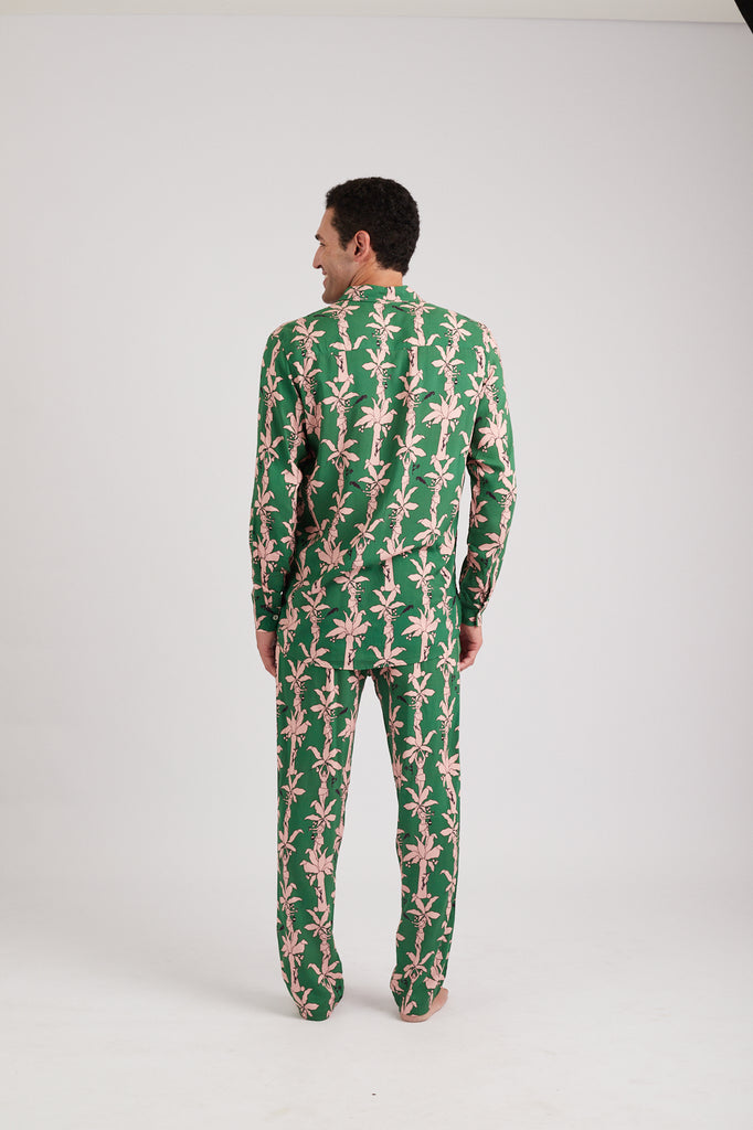 Modelo usando o full look verde/pink Fauna & Flora unissex