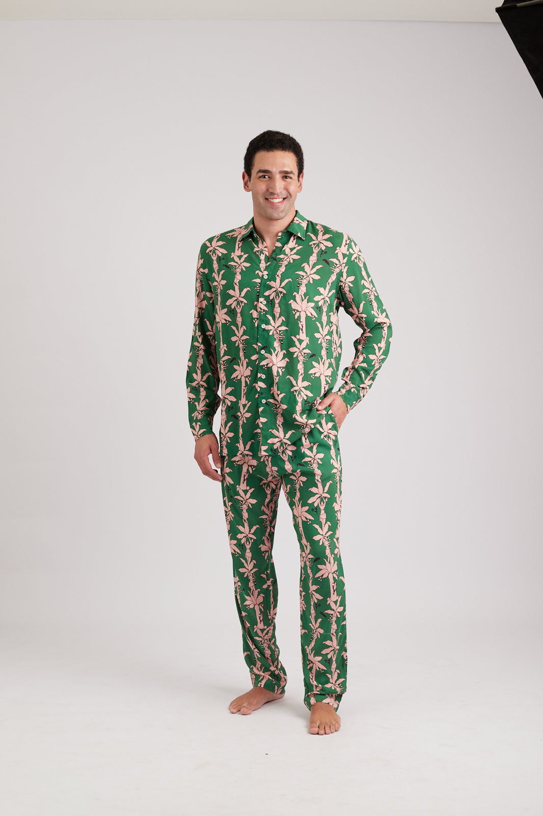 Modelo usando o full look verde/pink Fauna & Flora unissex