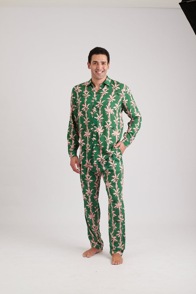 Modelo usando o full look verde/pink Fauna & Flora unissex