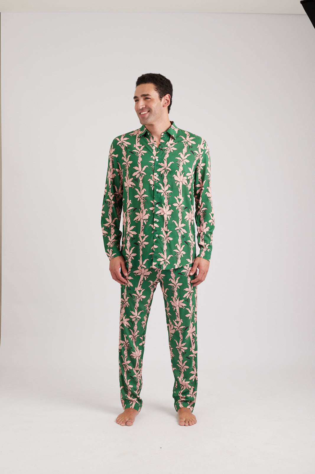 Modelo usando o full look verde/pink Fauna & Flora unissex