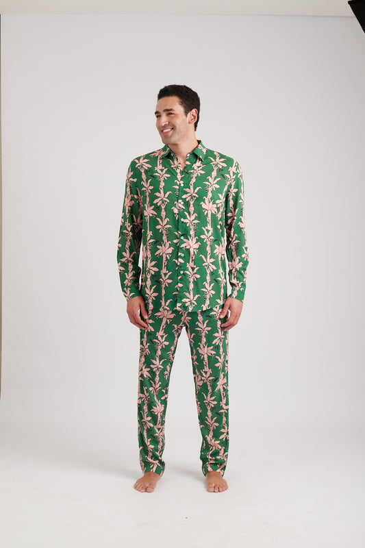 Modelo usando o full look verde/pink Fauna & Flora unissex