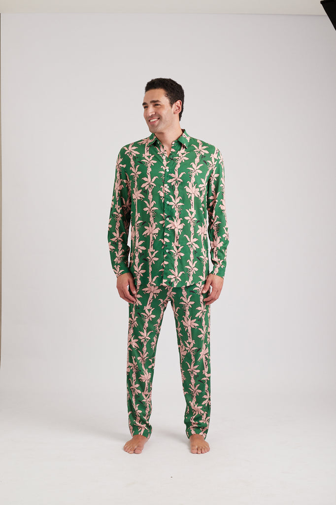 Modelo usando o full look verde/pink Fauna & Flora unissex