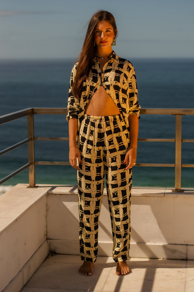 Modelo usando o full look preto/branco Gelato unissex, feito em Viscose.