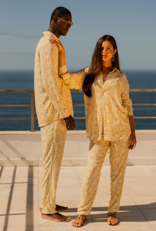 Modelo usando o full look Gelatto off white unissex