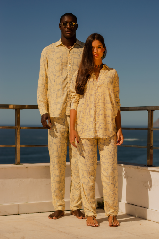 Modelo usando o full look Gelatto off white unissex