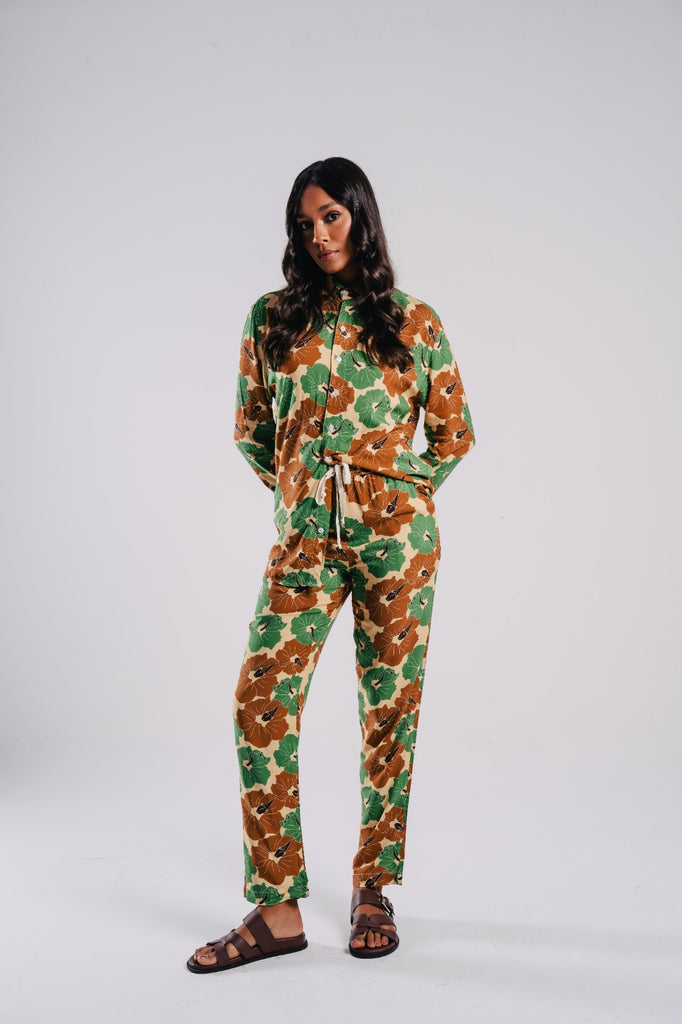 Full Look com Camisa e Calca poli Nation, com estampa floral verde marrom e verde.