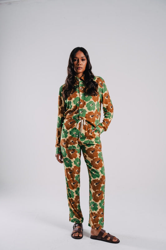 Full Look com Camisa e Calca poli Nation, com estampa floral verde marrom e verde.