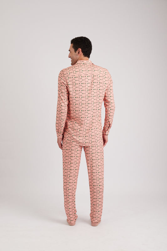 Modelo usando o full look rosa Something Fishy