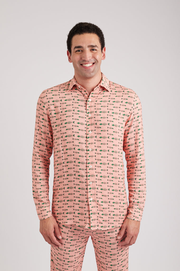 Modelo usando o full look rosa Something Fishy