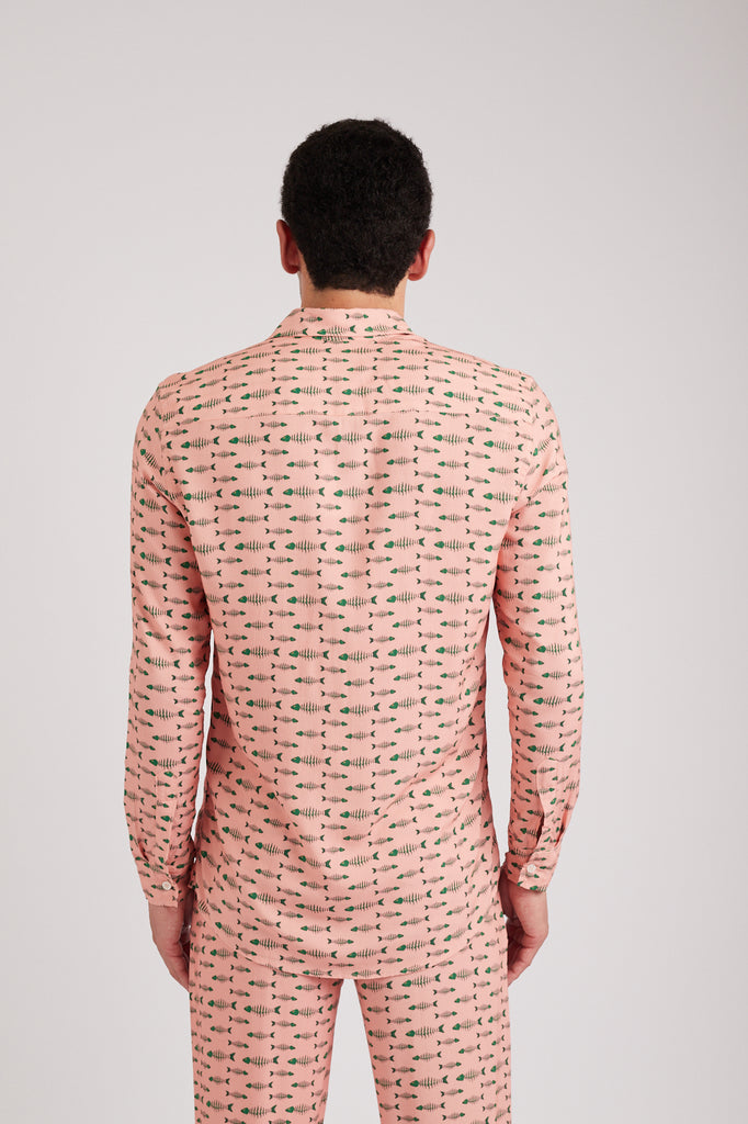 Modelo usando o full look rosa Something Fishy