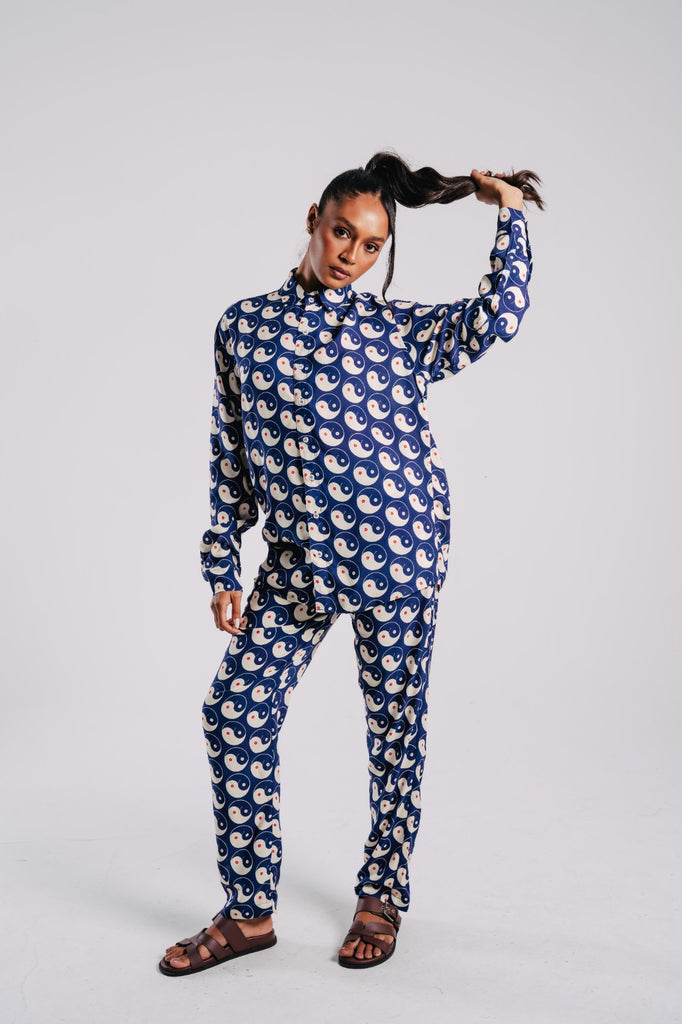 Modelo usando o full look azul/branco Yin and Out unissex