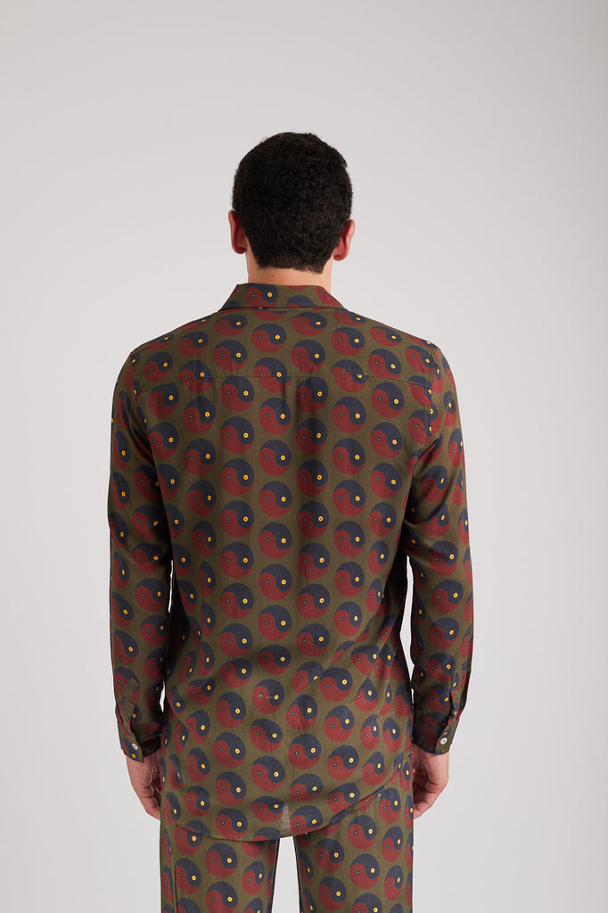 Modelo usando o full look olive Yin and Out unissex