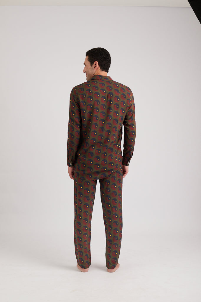 Modelo usando o full look olive Yin and Out unissex