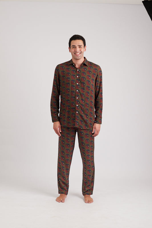 Modelo usando o full look olive Yin and Out unissex